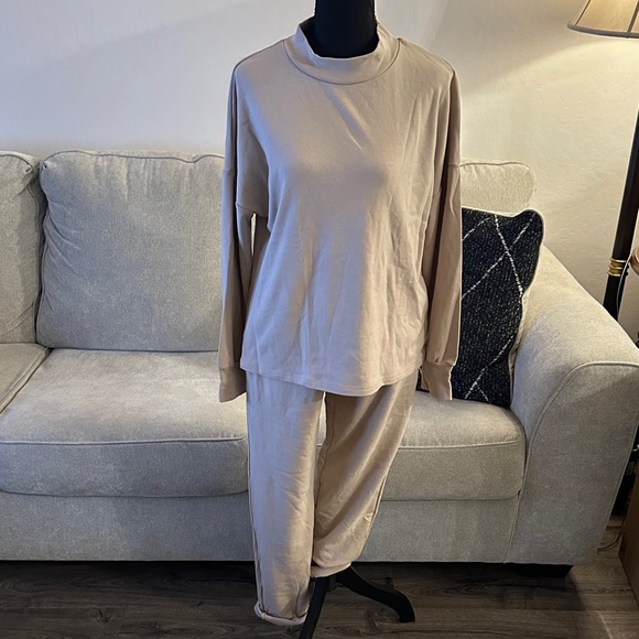 Beige Lounge Set - Picture 2 of 9